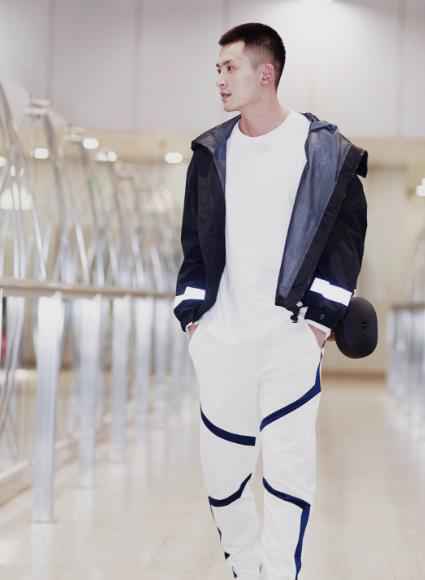 张哲瀚最新机场照曝光 新戏《谁都渴望遇见你》法国戏份引期待