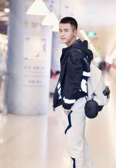 张哲瀚最新机场照曝光 新戏《谁都渴望遇见你》法国戏份引期待