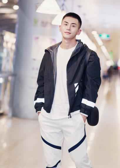张哲瀚最新机场照曝光 新戏《谁都渴望遇见你》法国戏份引期待