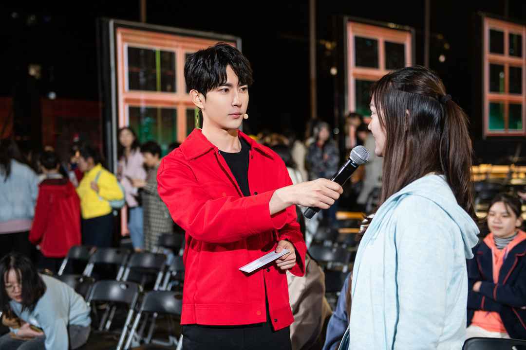 《一堂好课》开讲 于朦胧化身科代表激烈辩论