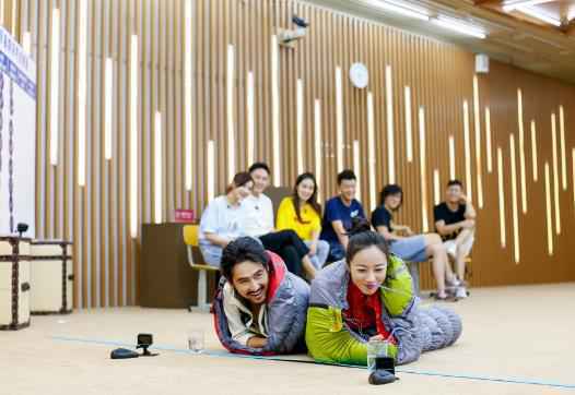 《青春同学会》袁姗姗张小斐互相揭短，韩雪才艺表演“开口跪”