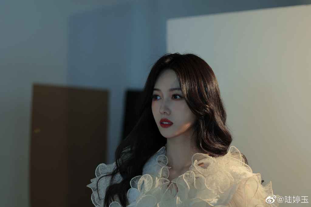 陆婷玉晒最新工作照 丝芭影视小花潜力无限