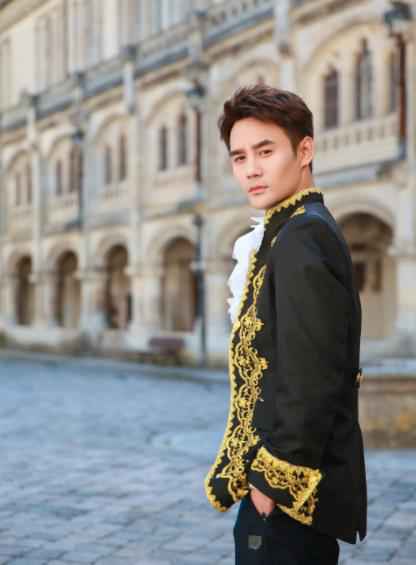 《青春环游记》暖心收官 王凯复古宫廷造型王子范儿十足