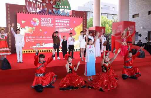 “国兴家和光影怀柔” 第九届北京国际电影节电影嘉年华《经典电影群星演唱会》盛大上演