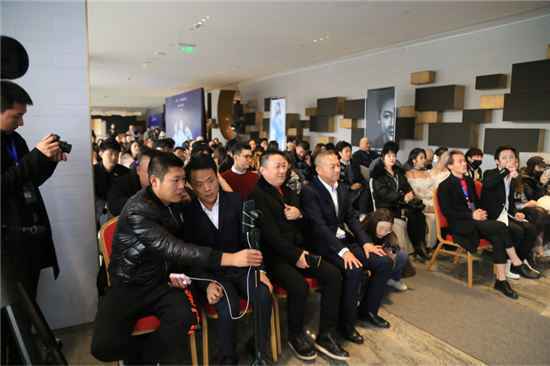 单曲《我不是一个小丑》是谁演唱的?