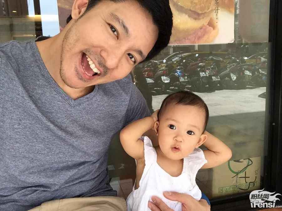 威廉过父亲节与爱女Harper表情神同步