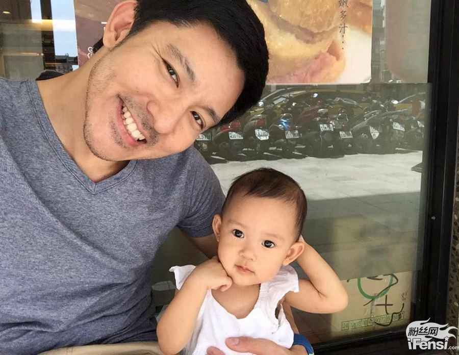 威廉过父亲节与爱女Harper表情神同步