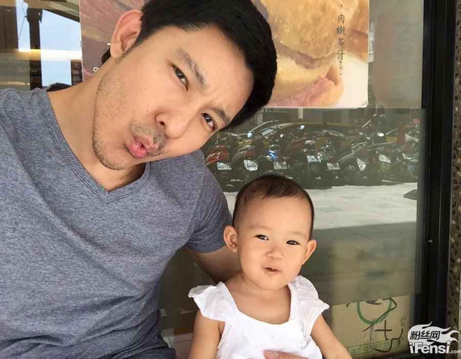 威廉过父亲节与爱女Harper表情神同步