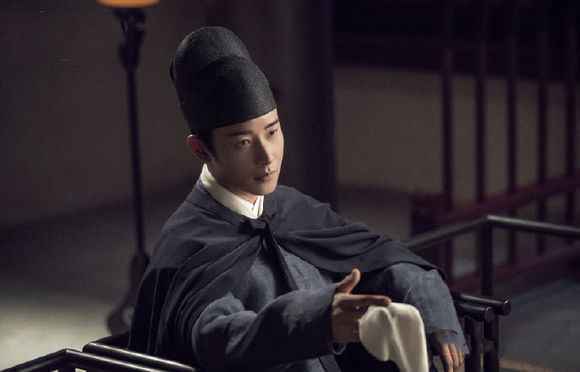 《鹤唳华亭》主题曲《愿得一心人》是谁唱的？