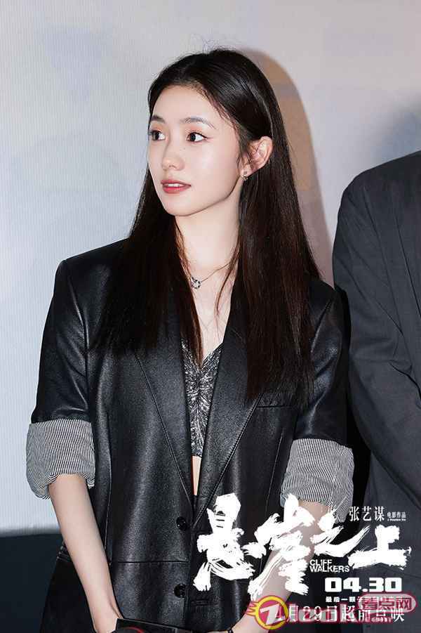 张艺谋《悬崖之上》盛大首映 好评如潮获赞“风声之后还有传奇”