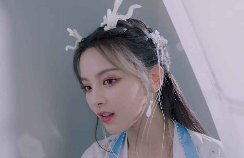 虞书欣没实力还稳坐C位?网友联想到了杨超越:一模一样