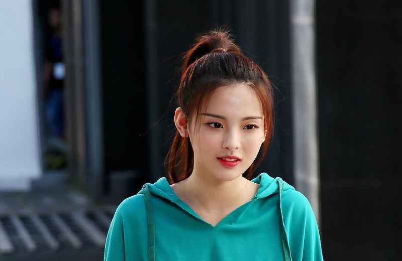 虞书欣没实力还稳坐C位?网友联想到了杨超越:一模一样