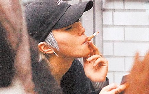 窦靖童为母挡记者问题 抽烟姿势超撩妹