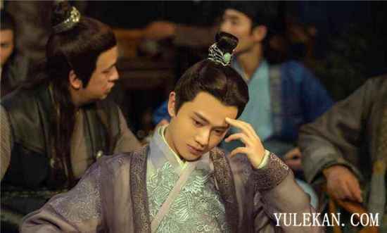 《锦衣之下》陆绎为什么对严世藩毕恭毕敬？