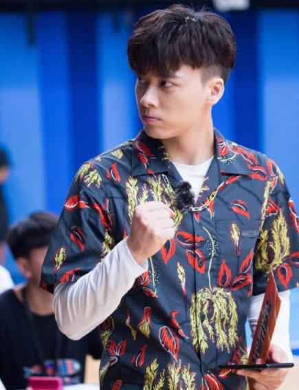 《我要打篮球》李易峰投篮命中率进步神速 梗王李帅哥不按套路出牌