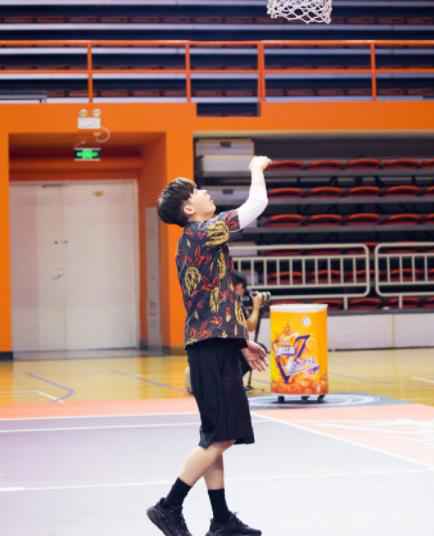 《我要打篮球》李易峰投篮命中率进步神速 梗王李帅哥不按套路出牌