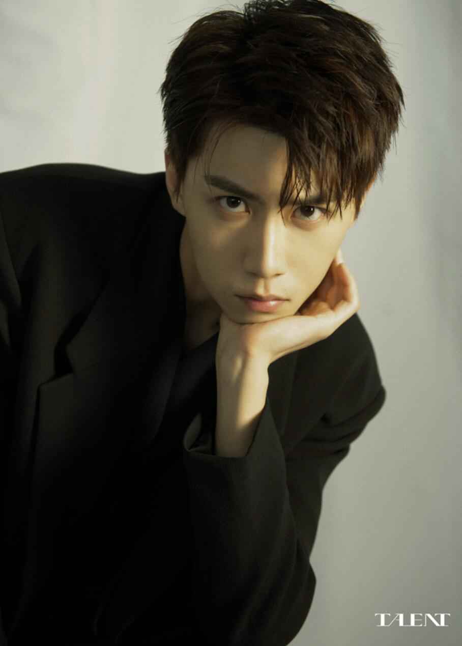 任宥纶最新杂志大片释出 多面魅力展现个性型格