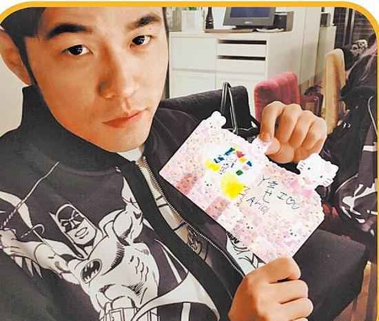 周杰伦岳母容光焕发 月子中心探望外孙女