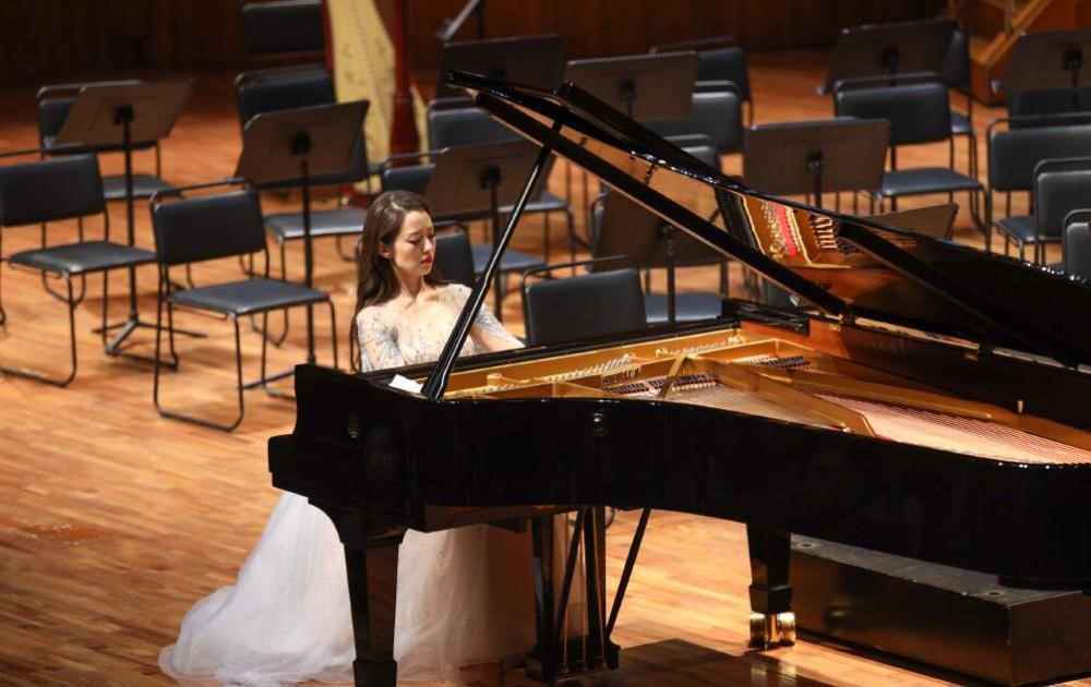 郎朗夫人or钢琴家？打破标签，吉娜需要更努力