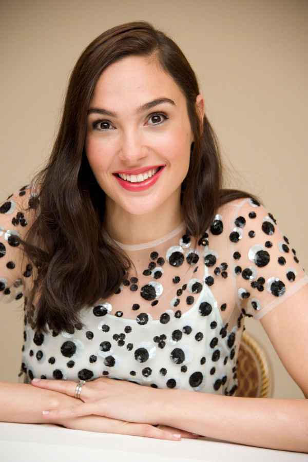 盖尔加朵新片曝光 将主演小说改编科幻爱情片《在另一个世界遇见我》