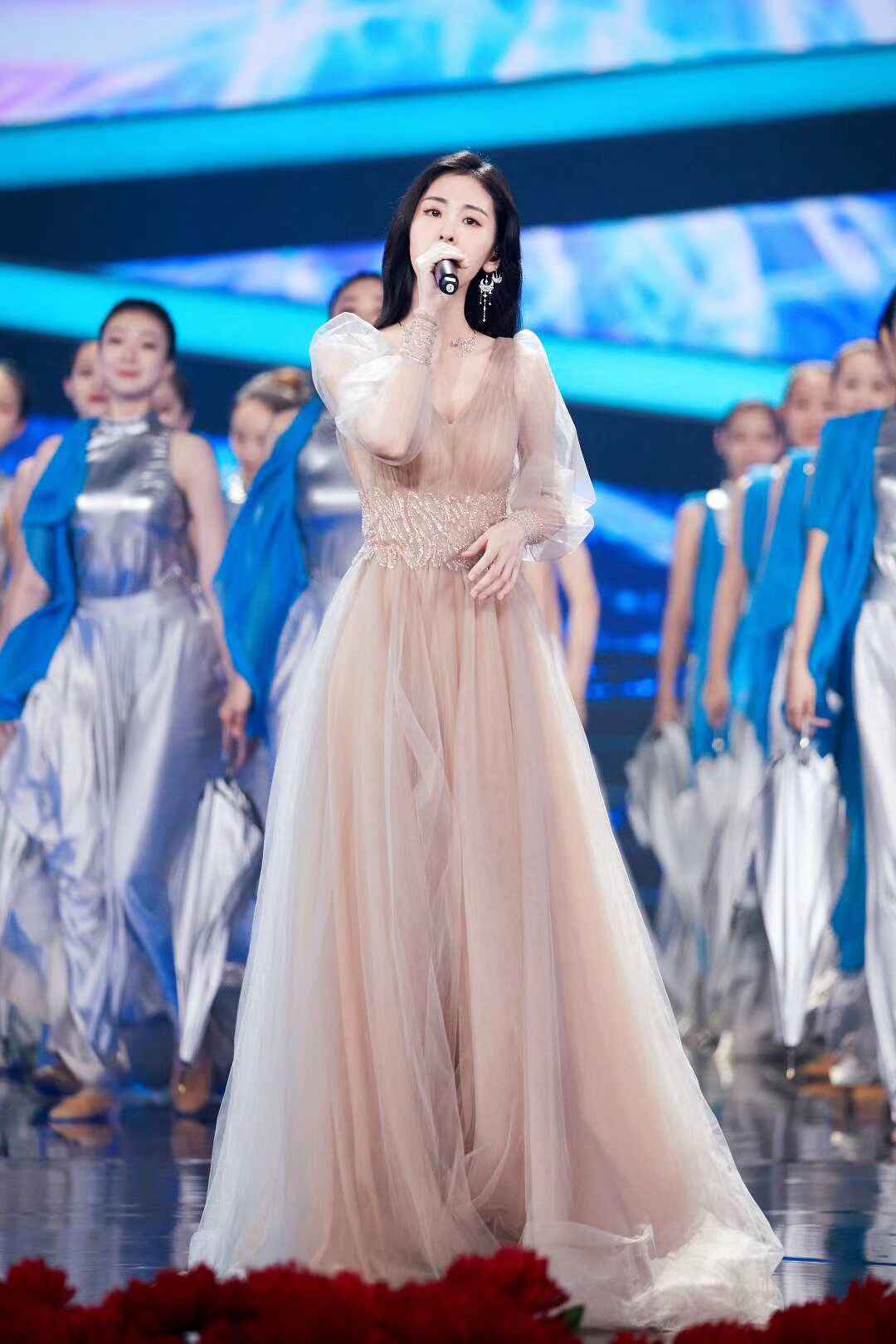 张碧晨央视国庆晚会献唱《守护》致敬生命守护者