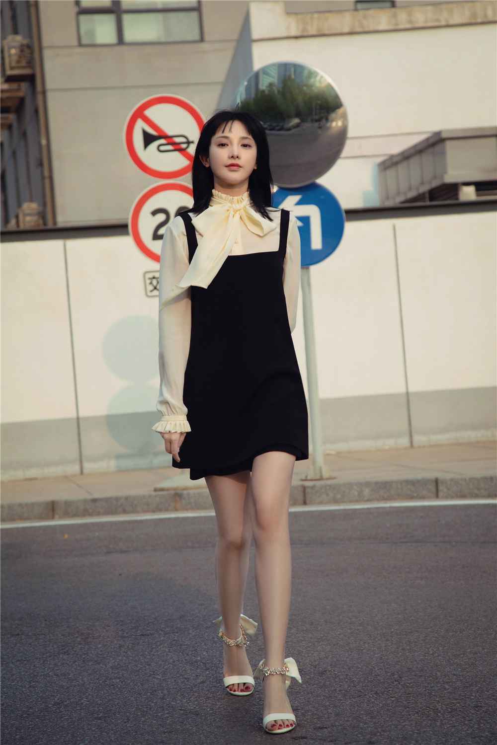 彭小苒优雅裙装亮相“春交会” 推介《理想照耀中国》备受期待