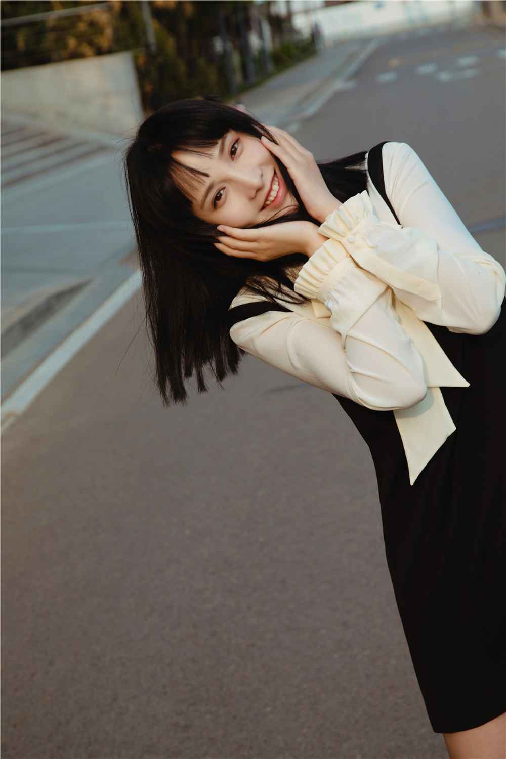 彭小苒优雅裙装亮相“春交会” 推介《理想照耀中国》备受期待