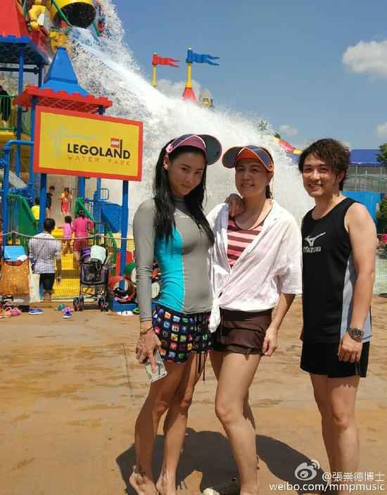 张柏芝与粉丝合影 穿紧身衣身材凹凸有致