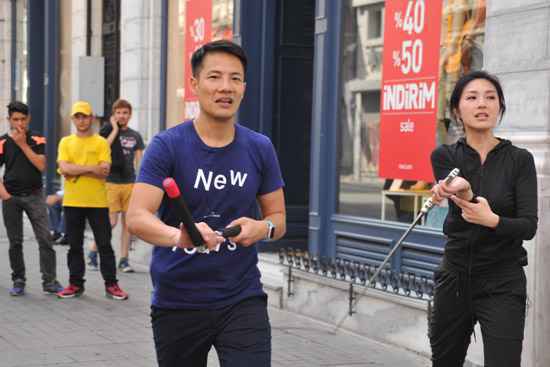 《极速2》杨千嬅街头卖艺 徒手断剑险伤路人