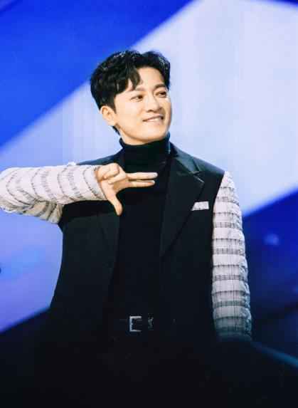 苏有朋《创造营2019》秀F班手势 花式好评获封最强应援