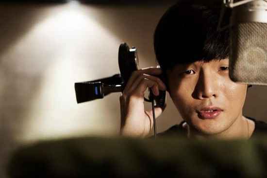 抖音我飞翔在乌云之中你看着我无动于衷是什么歌？