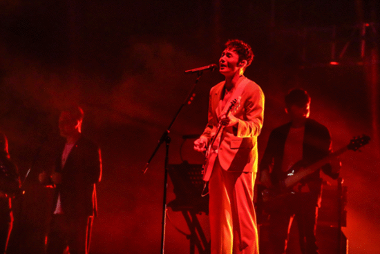 抖音我飞翔在乌云之中你看着我无动于衷是什么歌？