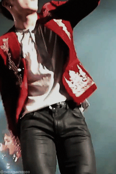 在跑弹里因为穿着短裤，不是本意的大腿露出的柾国，名品大腿再次认证！！