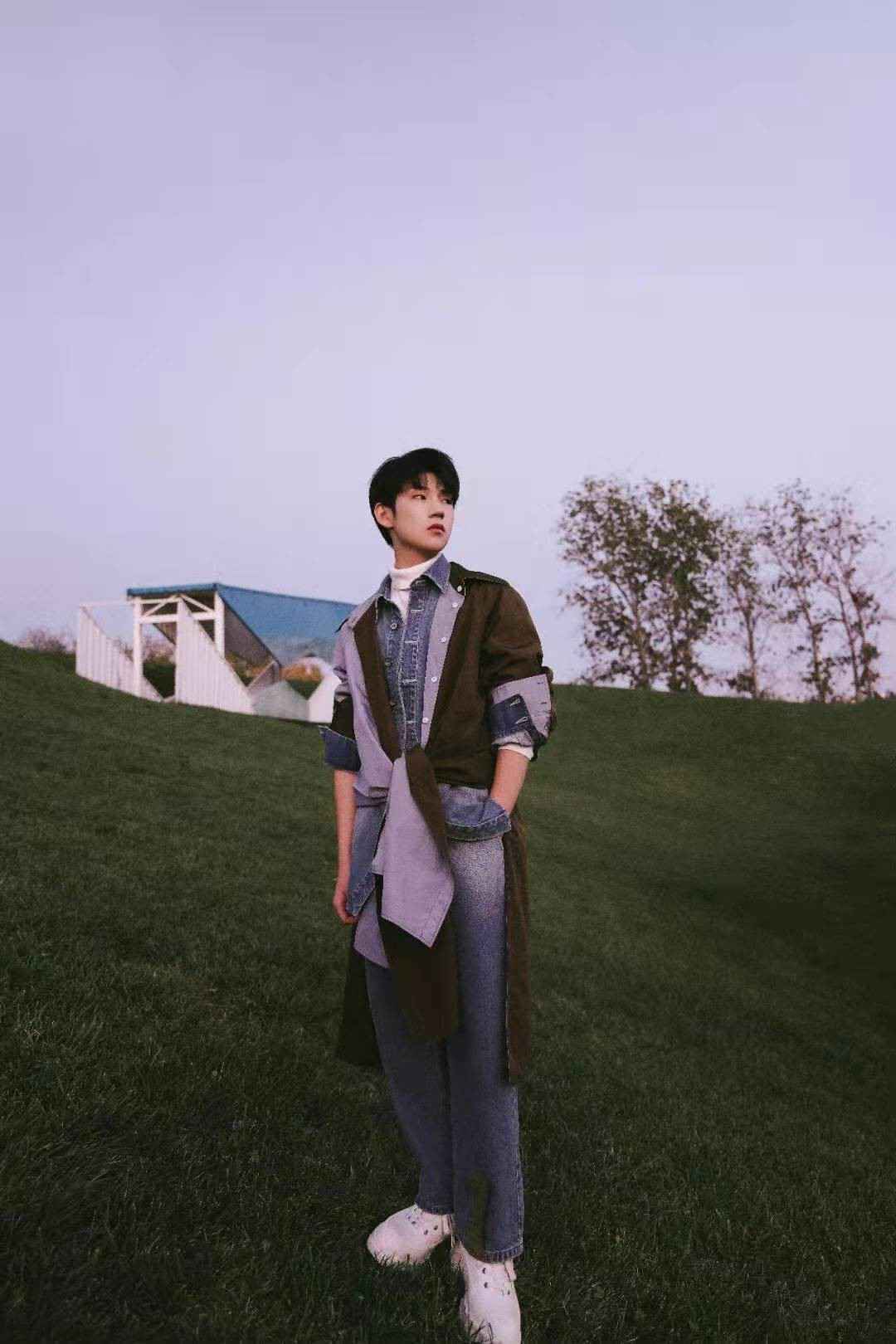 杜天宇最新时尚大片曝光 复古牛仔风尽显别样时尚