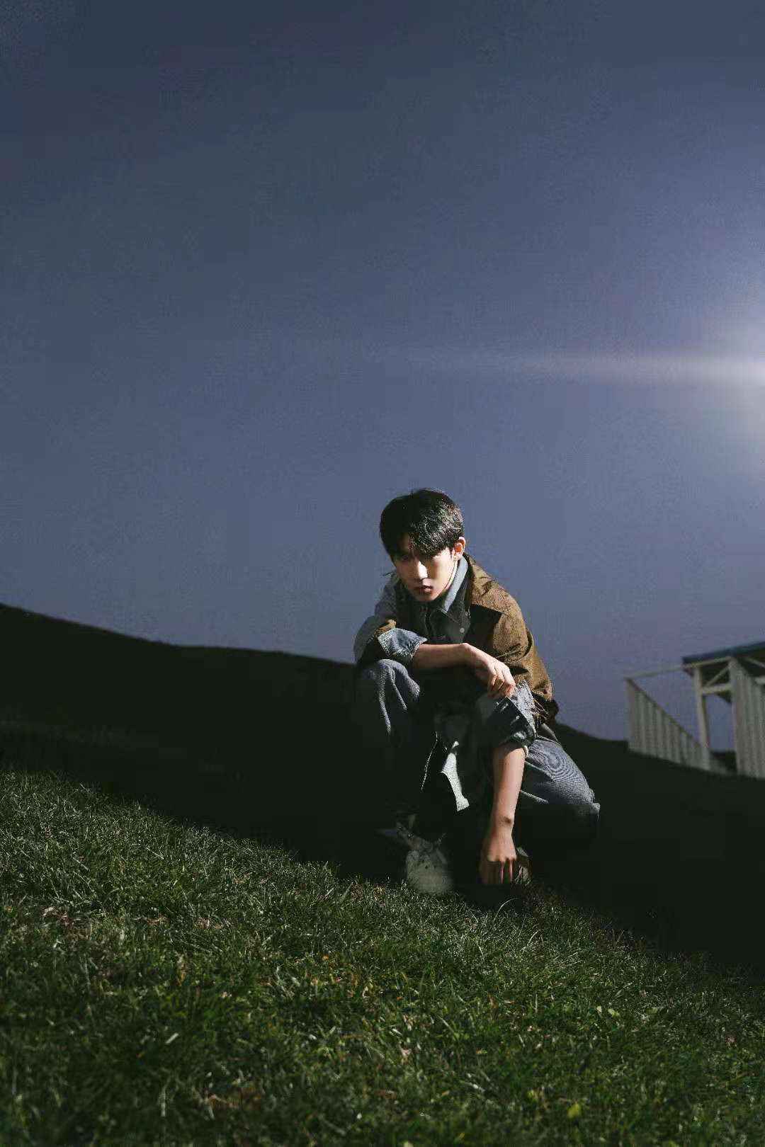 杜天宇最新时尚大片曝光 复古牛仔风尽显别样时尚