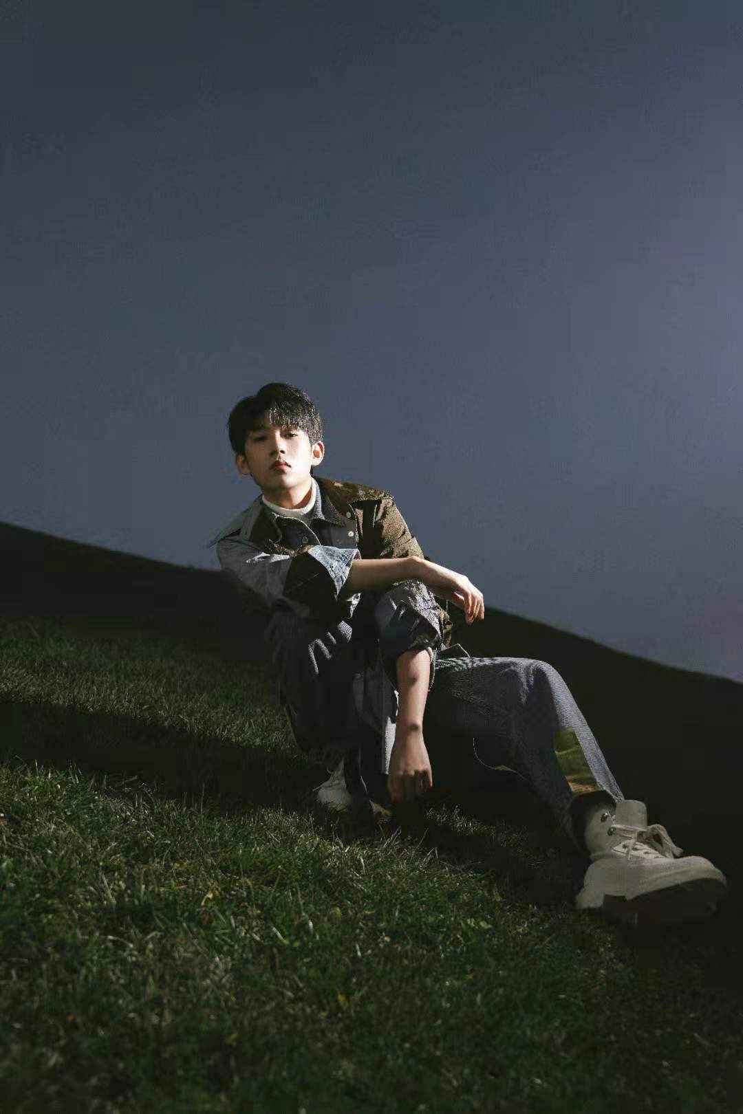 杜天宇最新时尚大片曝光 复古牛仔风尽显别样时尚