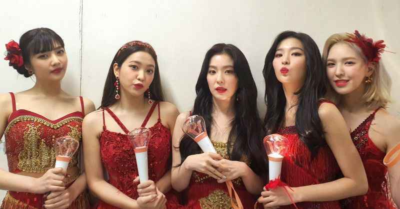 《La Rouge》画报集收录成员亲笔信 重温 Red Velvet 演唱会的点点滴滴!