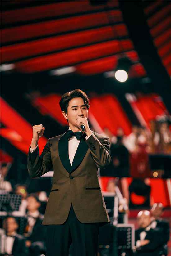 央视元旦晚会杨玏献唱了什么歌曲？