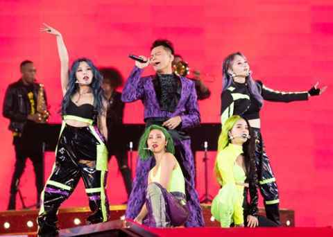 朴轸永《FEVER》 MV点击达700万次!