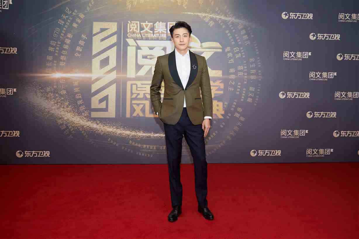 孙艺洲亮相阅文风云盛典 沉稳儒雅绅士有型