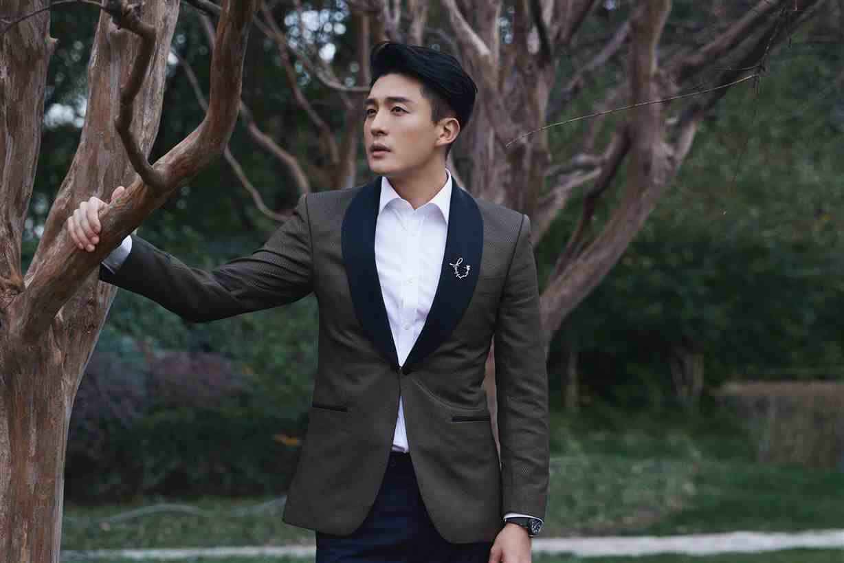 孙艺洲亮相阅文风云盛典 沉稳儒雅绅士有型