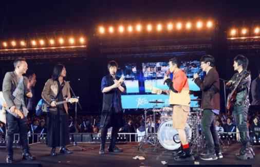 萧敬腾三度助阵上台飙唱《轧车》 笑称听五月天的歌长大