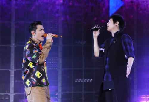 萧敬腾三度助阵上台飙唱《轧车》 笑称听五月天的歌长大