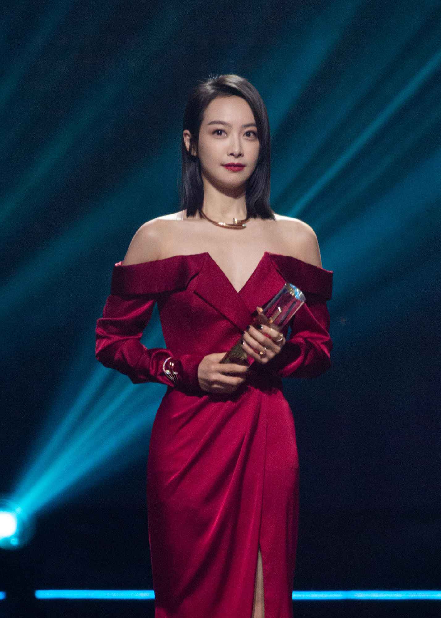 《宋茜红裙惊艳亮相活动 荣获年度最受期待演员》