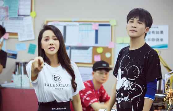 大张伟本色演绎“最幸福的病” 贾乃亮成《幻乐之城》“最忙”唱演人