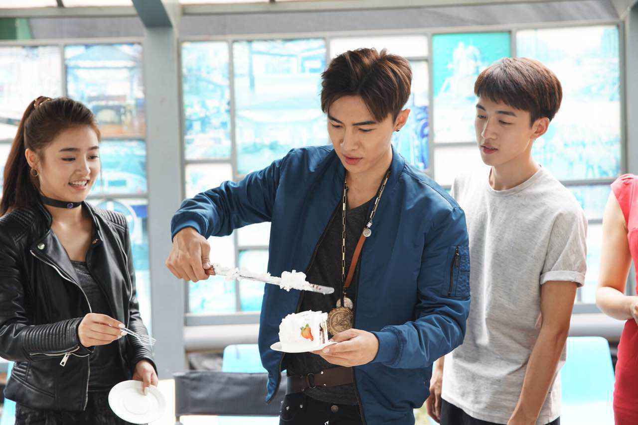 唐禹哲生日会剧组送大礼演员集体祝福