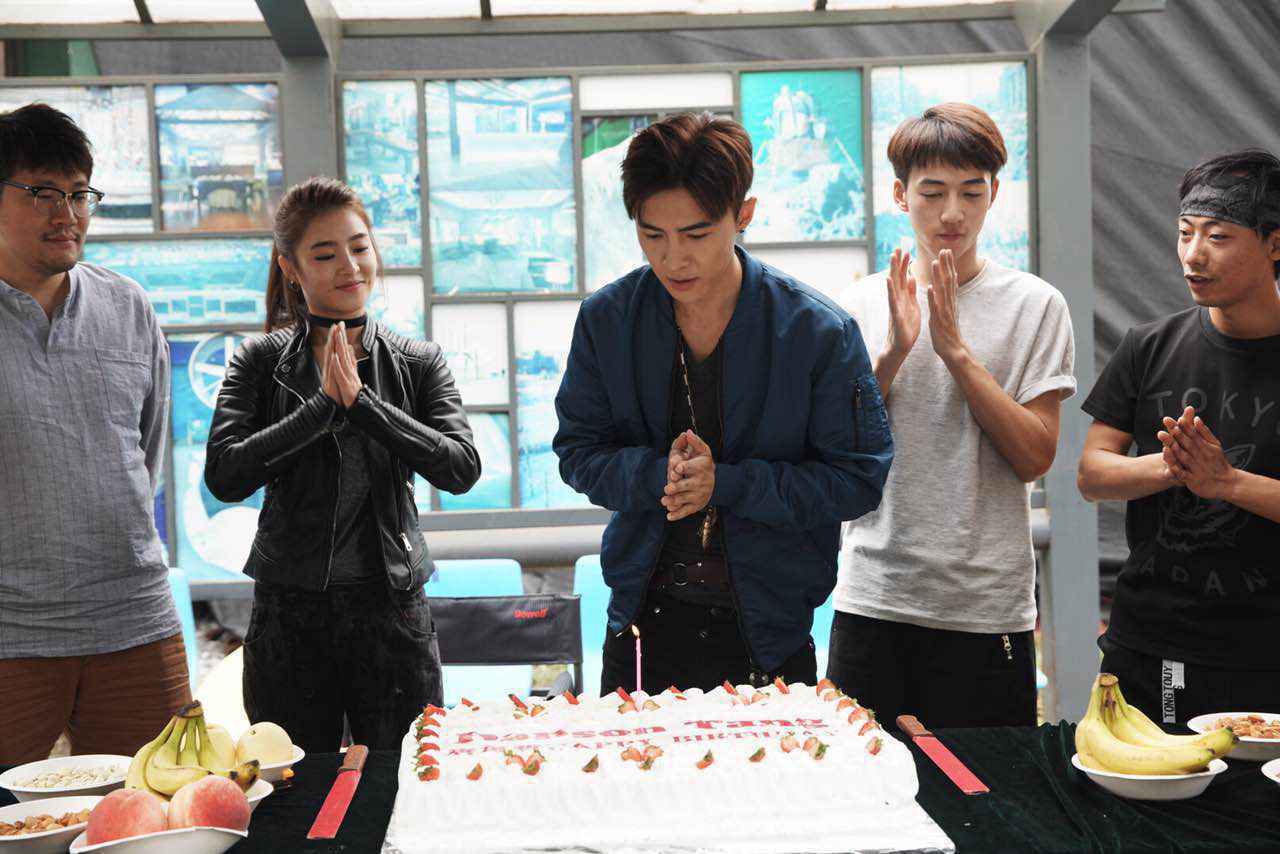 唐禹哲生日会剧组送大礼演员集体祝福