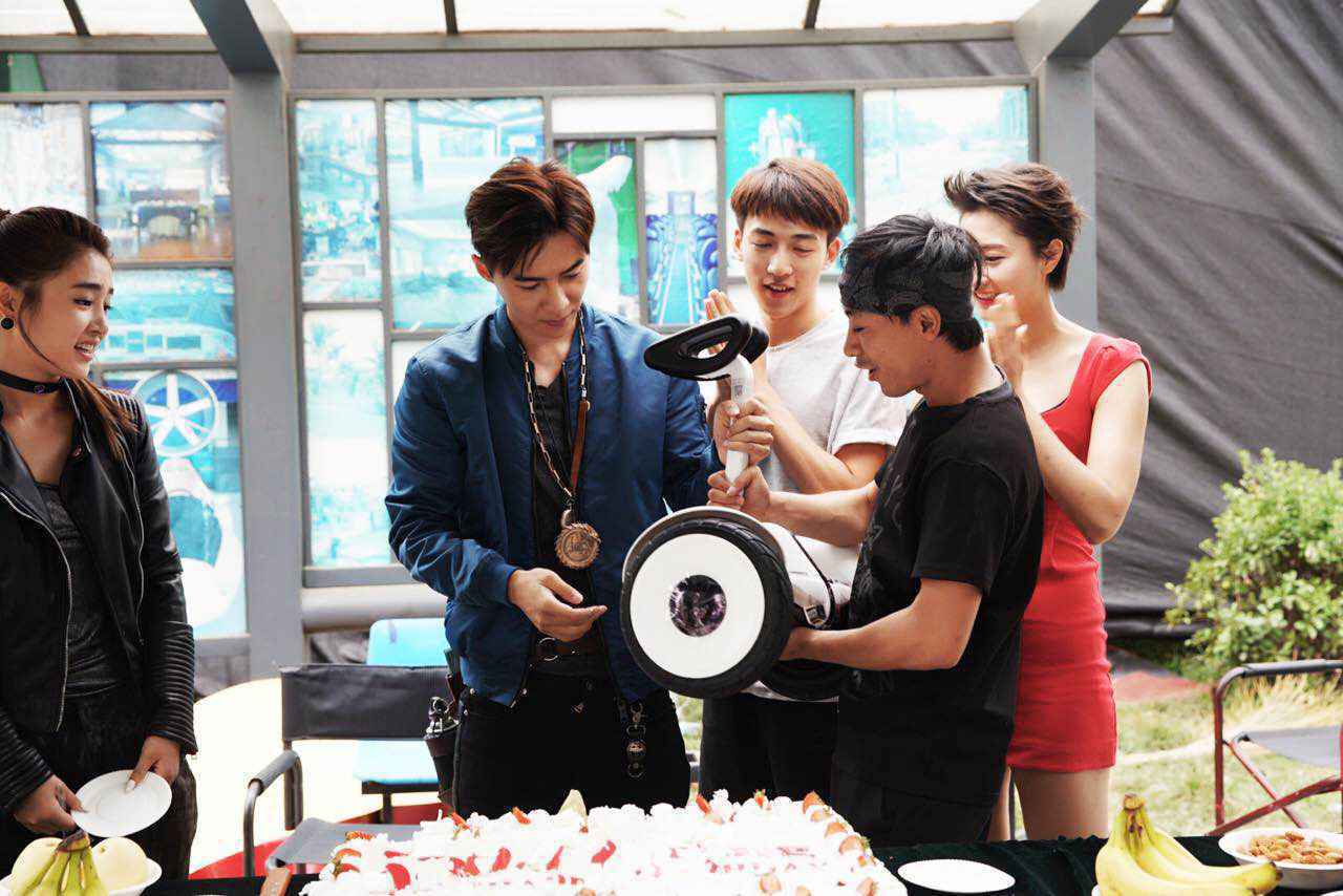 唐禹哲生日会剧组送大礼演员集体祝福