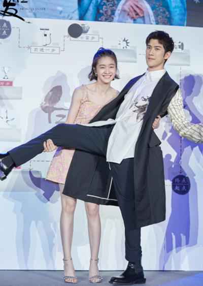 《白发》在京举办开播发布会 张雪迎“遭遇”李治廷直男撒娇