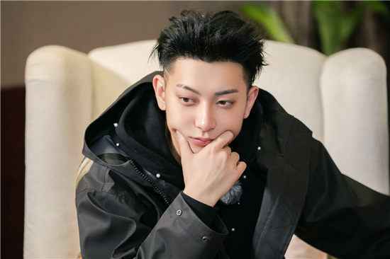 新综艺《小小的追球》正式开播，北极站黄子韬自曝有喜欢的人？